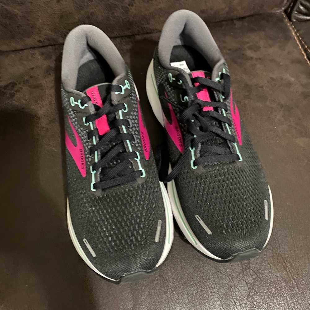Womens Brooks size 9.5